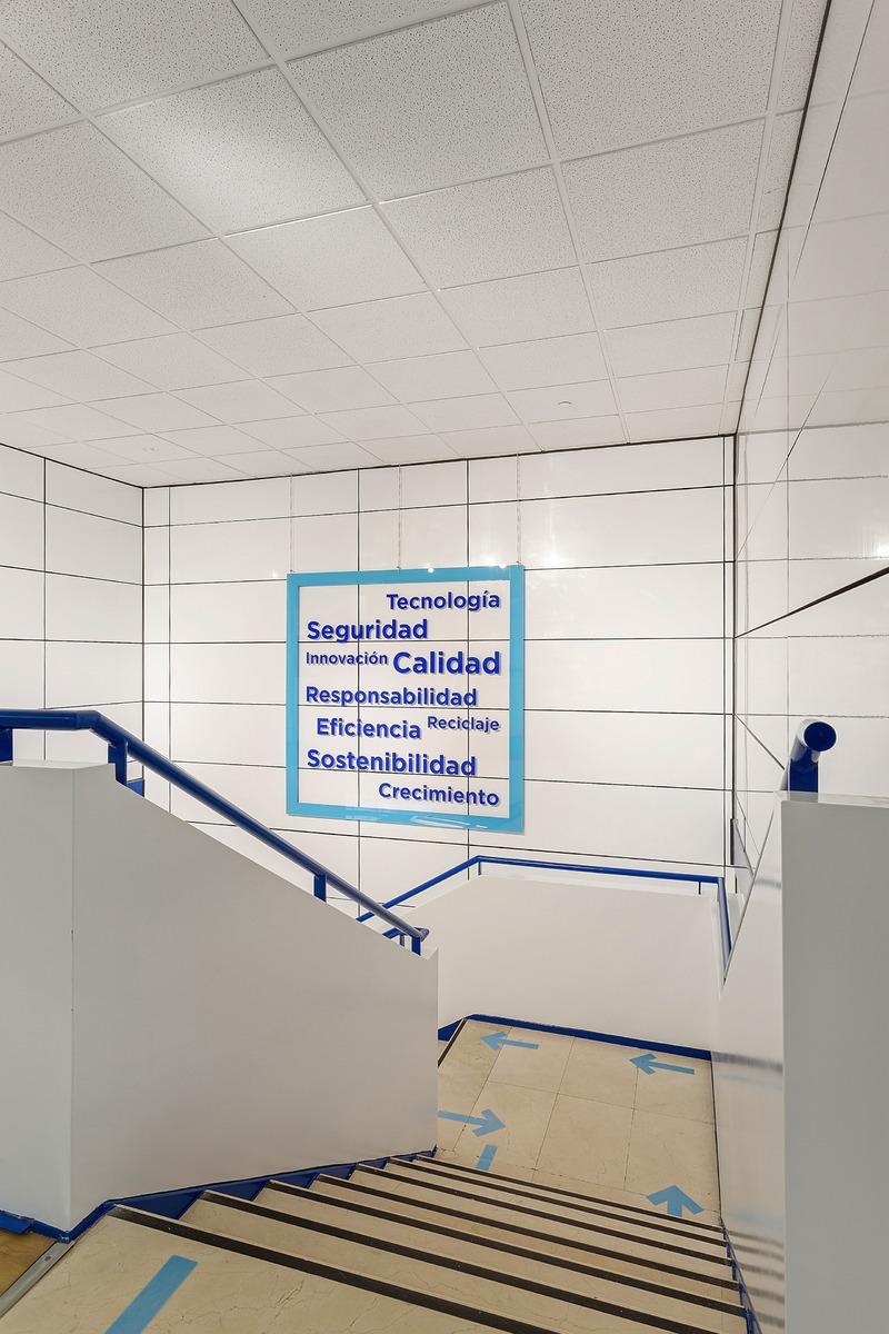 Tetrapak_Galeria_escaleras acceso a la oficina con rotulación