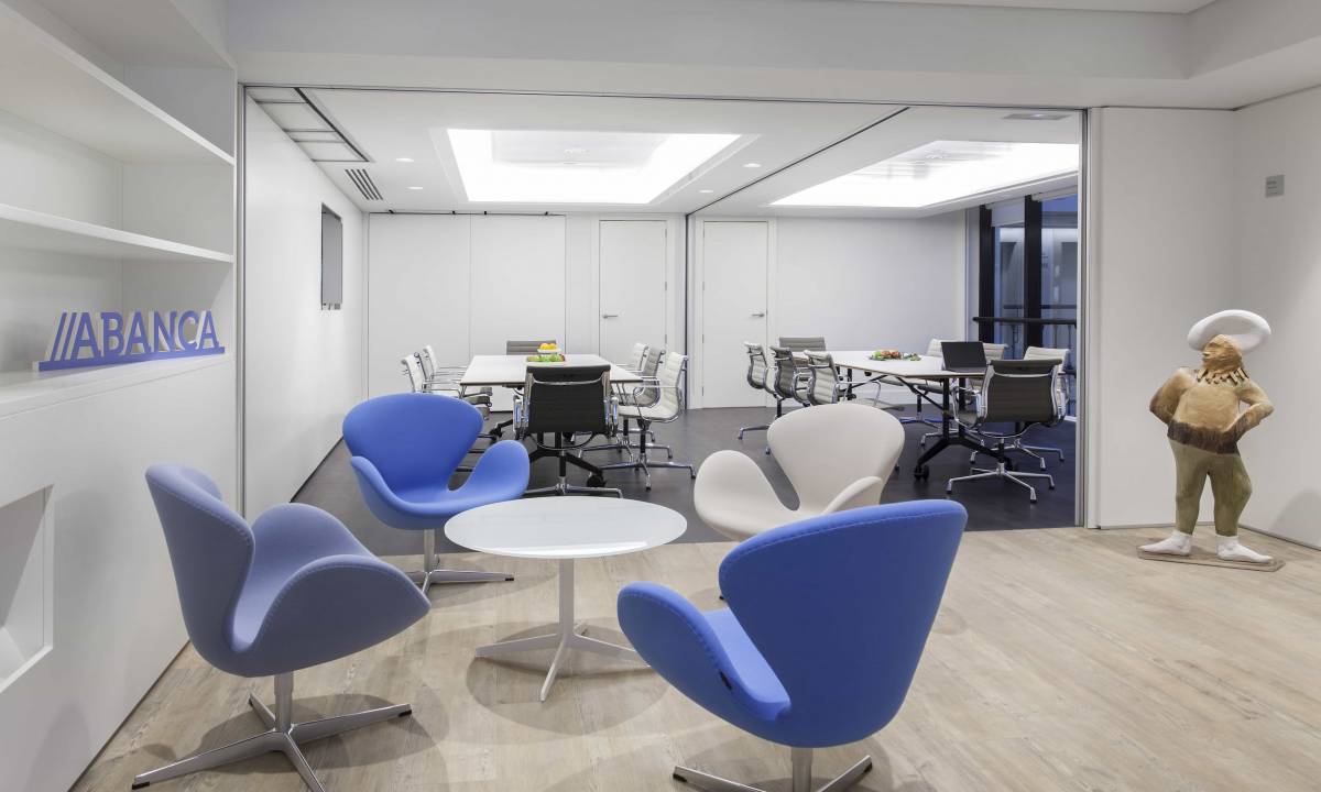 Abanca Recoletos_Grid_Zona de descanso en sala de espera con mobiliario blanco y azul con colores corporativos