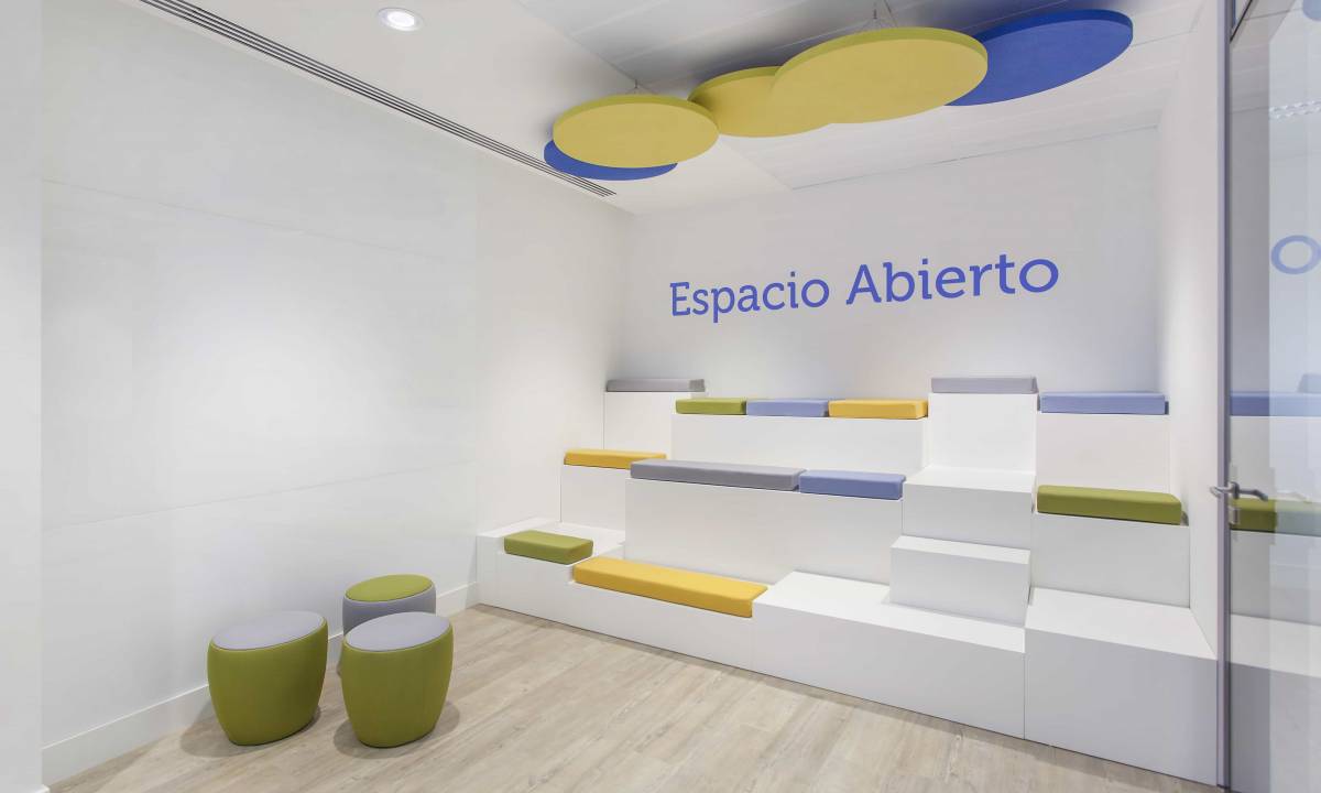 Abanca Recoletos_Grid_Agora para presentaciones y reuniones de empresa con colores corporativos amarillo, verde, azul, blanco