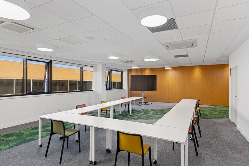 Boiron_Grid_Sala de reuniones en espacio de oficina