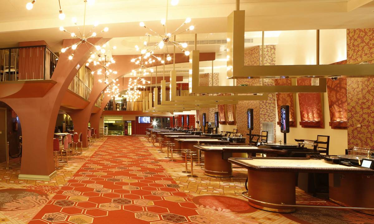 Casino Gran Madrid_Grid_Espacio de casino con mobiliario en tonos marrones