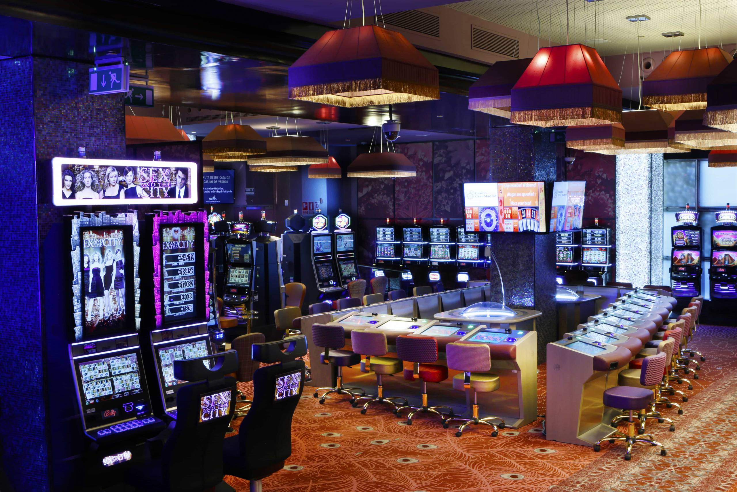 Casino Gran Madrid_Galeria_Maquinas de juego en espacio de casino y hosteleria