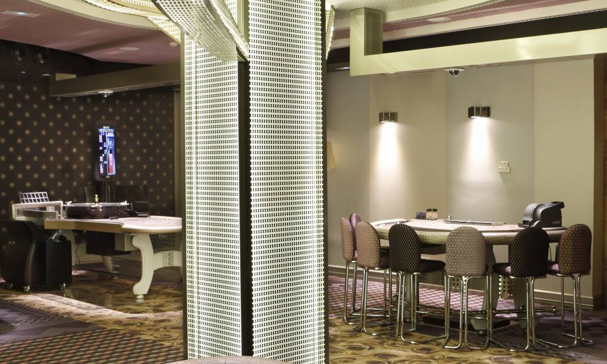 Casino Gran Madrid_Grid_Espacio de casino con tonos blancos y grises y mobiliario sillas y mesas