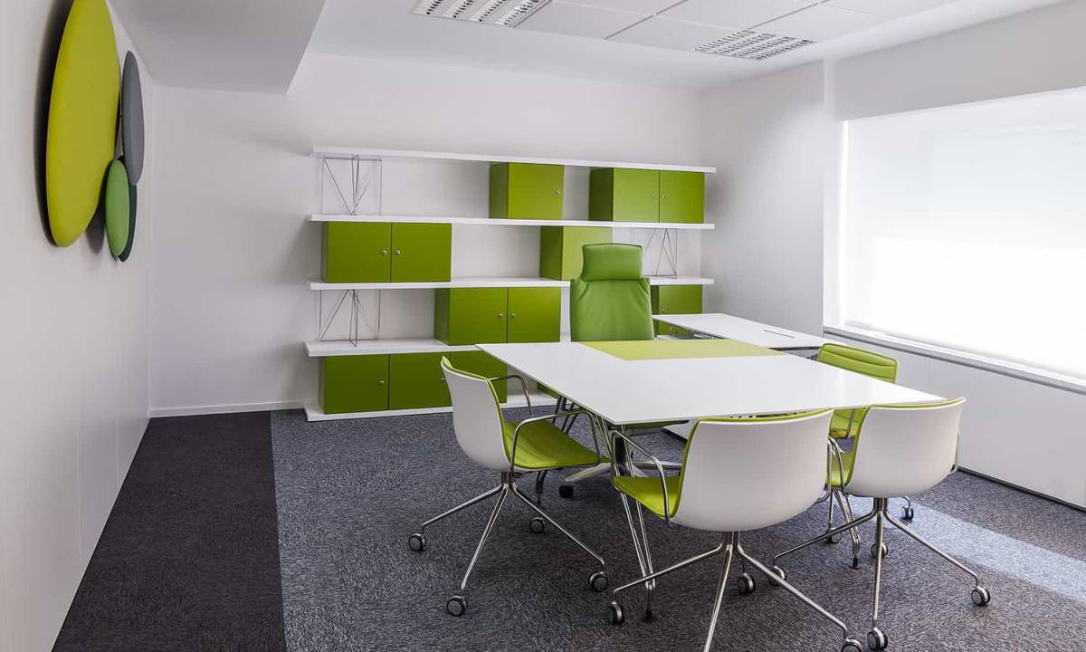 Philip Morris_Galeria_despacho individual de color verde con mesa y silla en espacio corporativo