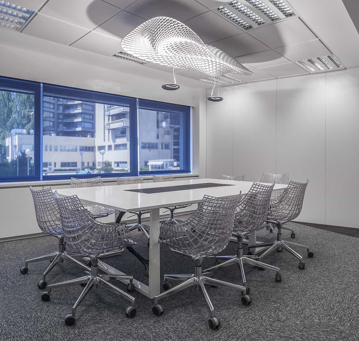 Philip Morris_Galería_sala de reuniones con sillas y mesa para videoconferencias