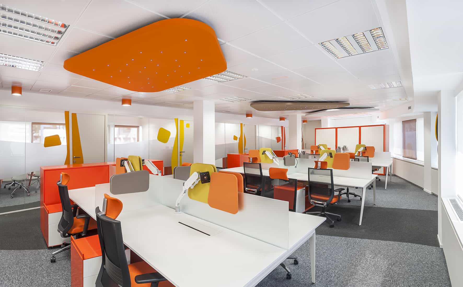 Philip Morris_Galería_zona de trabajo con puestos operativos en color naranja