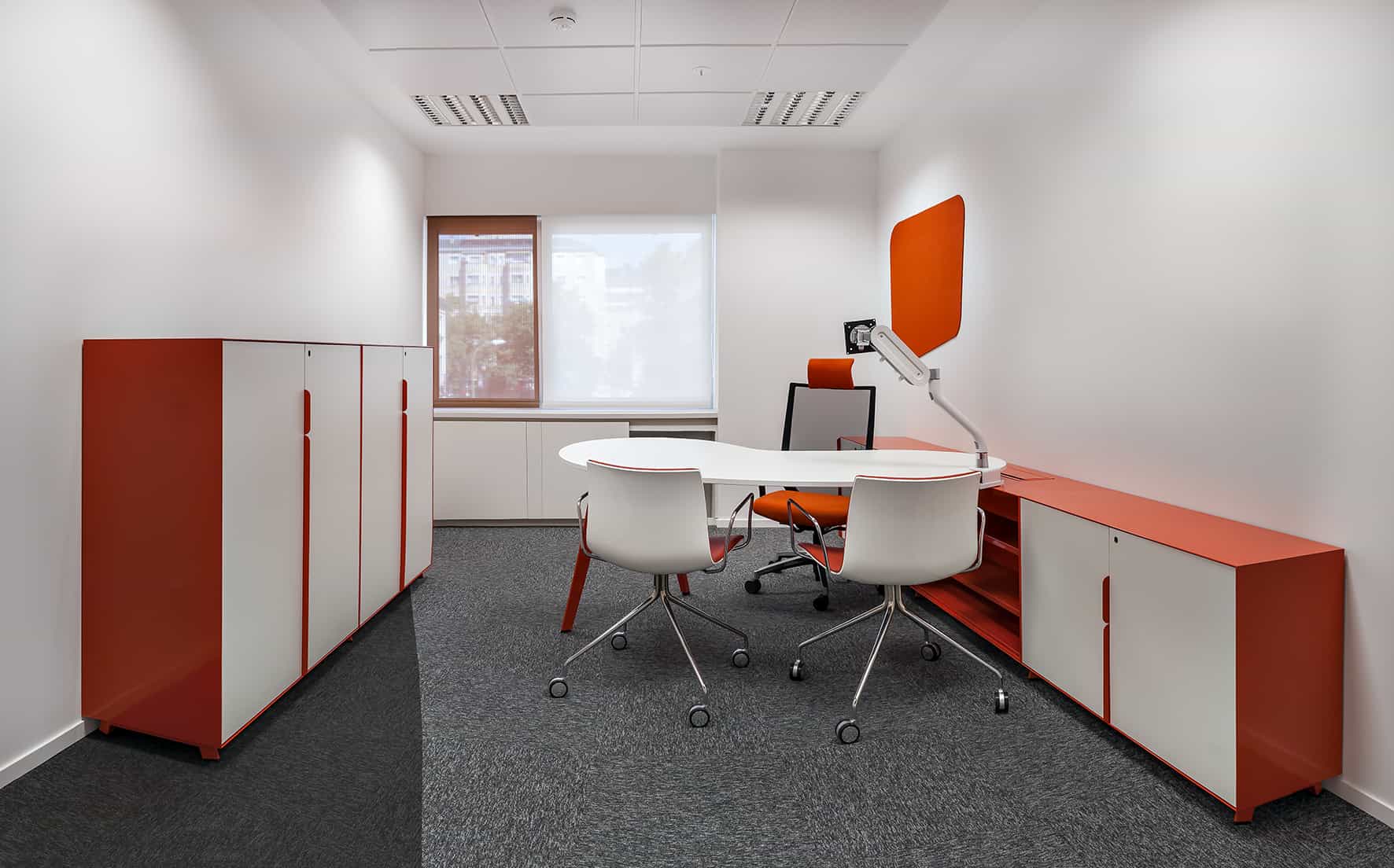 Philip Morris_Galería_despacho individual de color rojo con mesa y silla en espacio corporativo