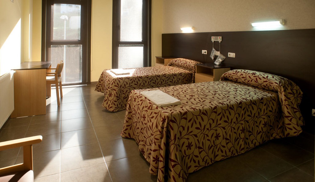 Centro Vimianzo Geriatros_Grid_Equipamiento de residencia de mayores dormitorio con dos camas