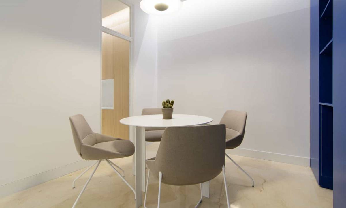 Ancora_Grid_Mesa de reuniones con sillas grises, color blanco y madera en tono claro