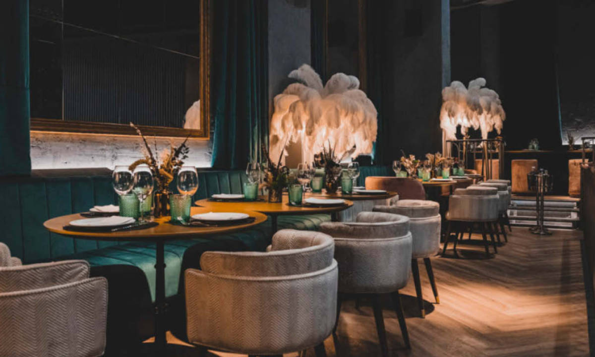 restaurante con iluminación ambiental y mobiliario de las mejores marcas