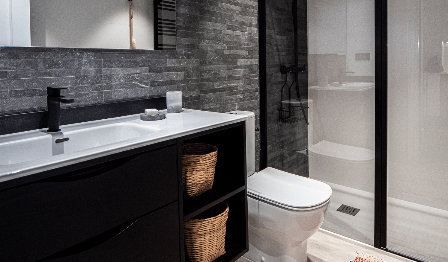 Apartamentos turísticos Montrove_Galeria_Aseo con ducha, detalles en negro y color madera