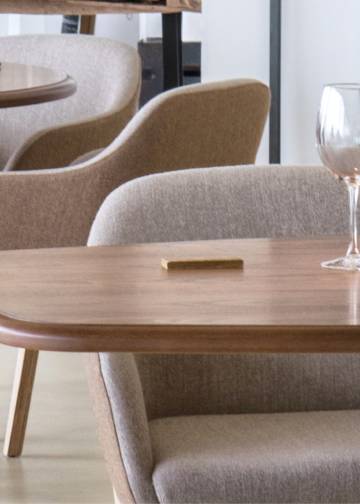 Arbore da Veira_Restaurante con equipamiento en tonos arena, mesa y sillas de comedor y decoración