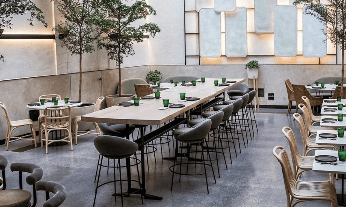 Canton 23_Restaurante_Grid_Mesa de comedor de restaurante con mobiliario gris blanco y tonos tierra