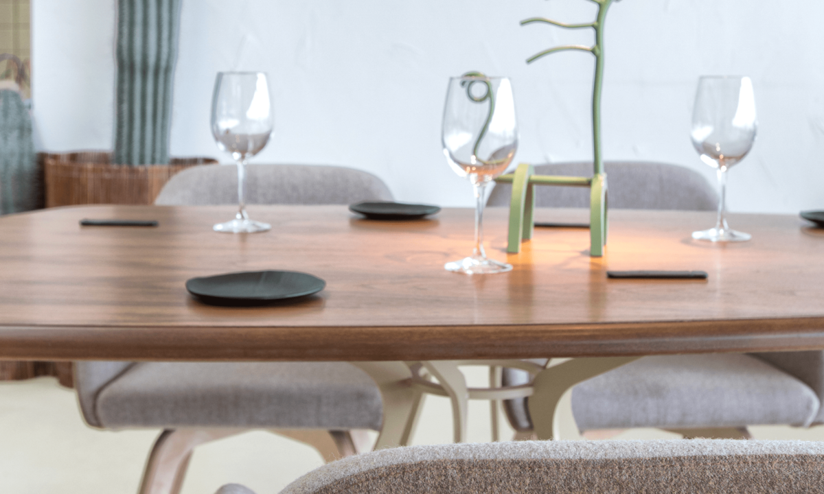 Arbore da Veira_Restauracion_Grid_Mesa de comedor con servicios de comida platos, vasos y vajilla con sillas color gris