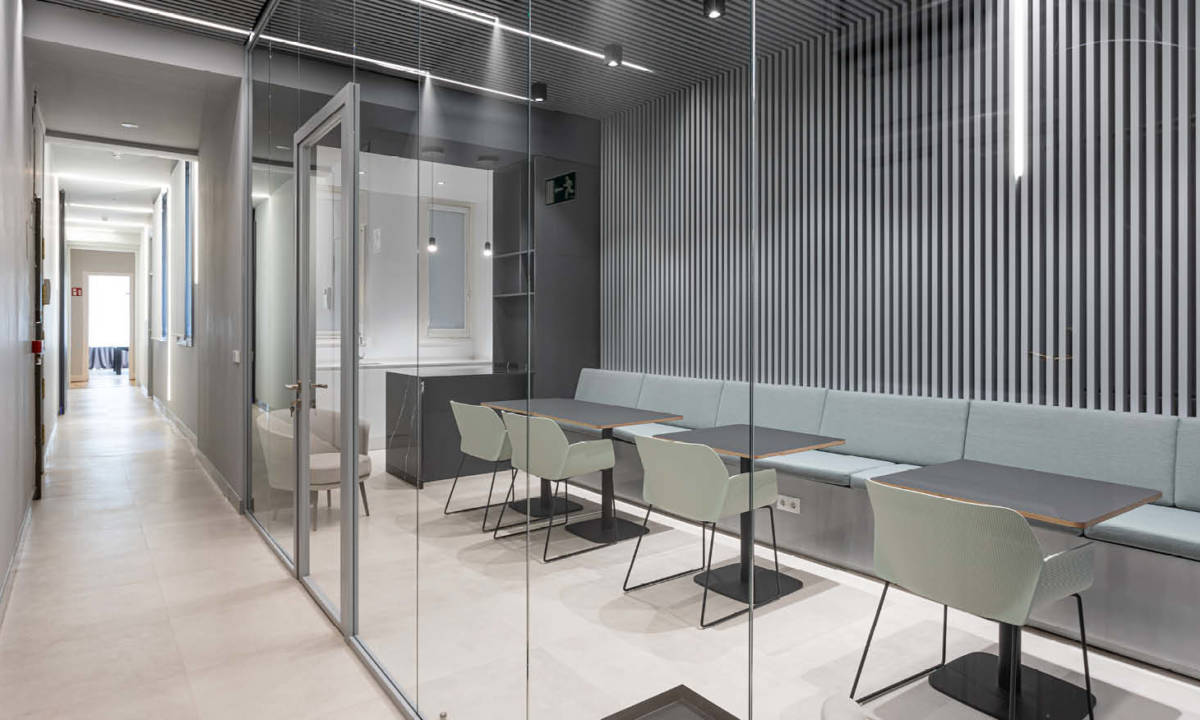 Denodo_Zona de office, con mampara, mobiliario estándar, lamas en pared, LED
