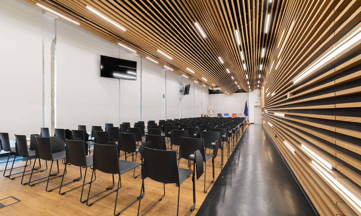 Zona Franca_Auditorio y espacio de ponencias con mobiliario estándar, mesas y tecnología