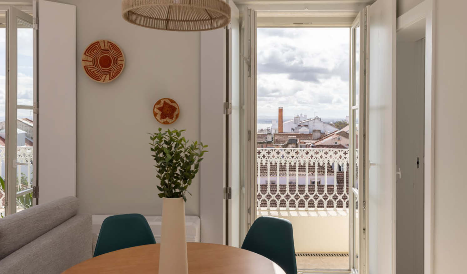 Apartamentos Líbere Lisboa_Mesa y sillas en salón de apartamento flexible