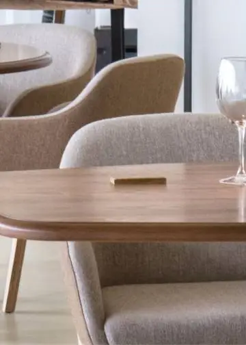 Arbore da Veira_Restaurante con equipamiento en tonos arena, mesa y sillas de comedor y decoración