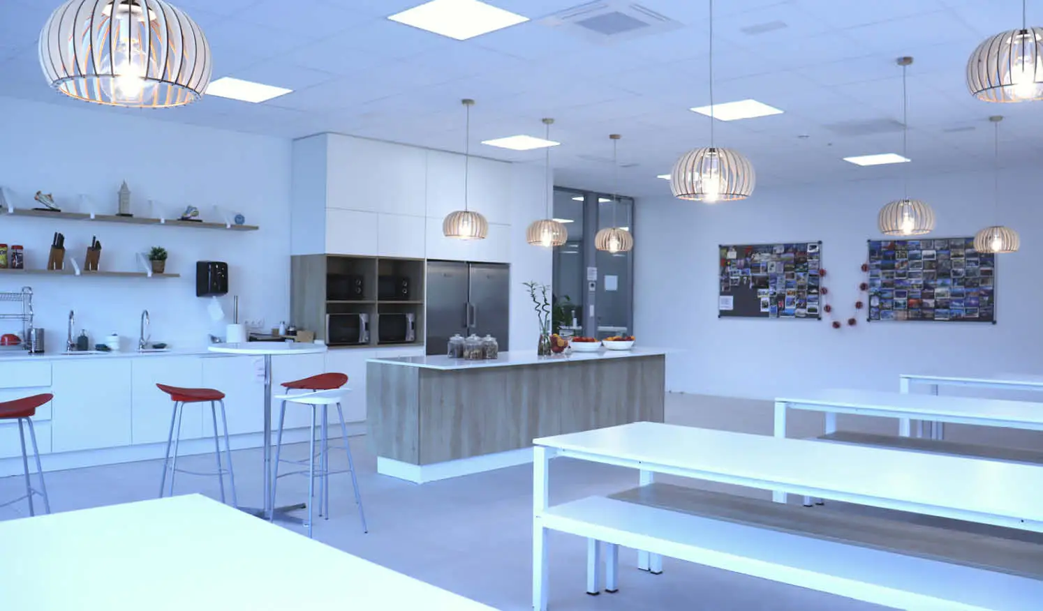 Office diseñado para el máximo confort con isla de cocina fabricada en carpintería metálica a medida