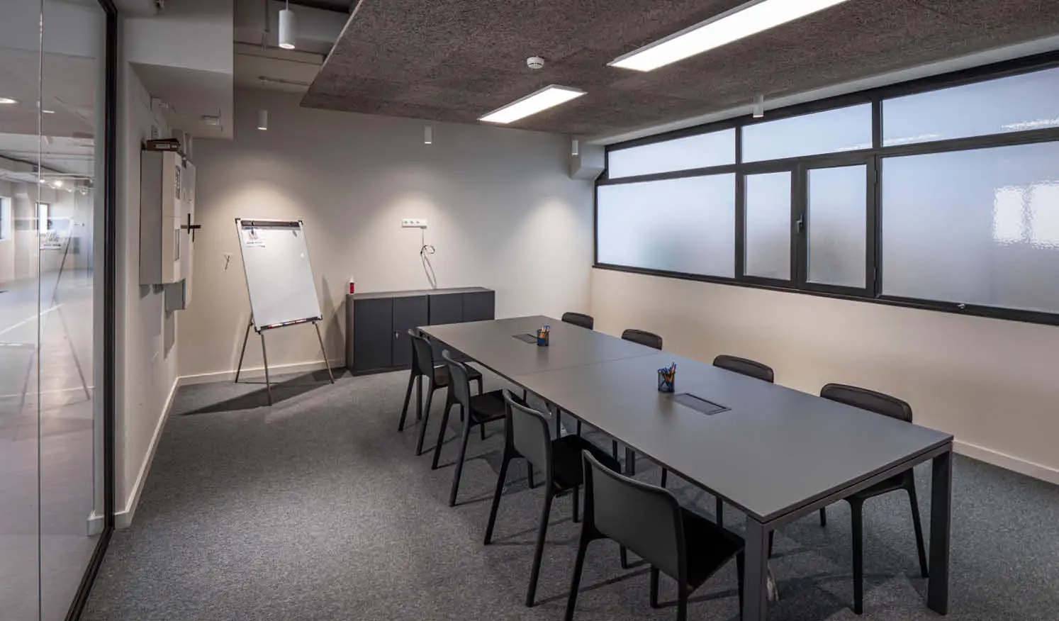 Sala de reuniones en oficina en Galicia con mobiliario moderno