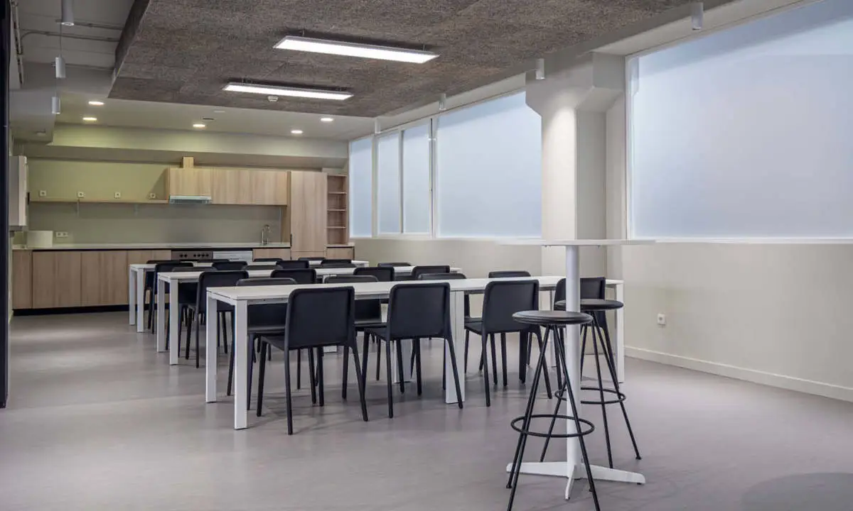 Office y espacio de comedor en oficina moderna en Vigo