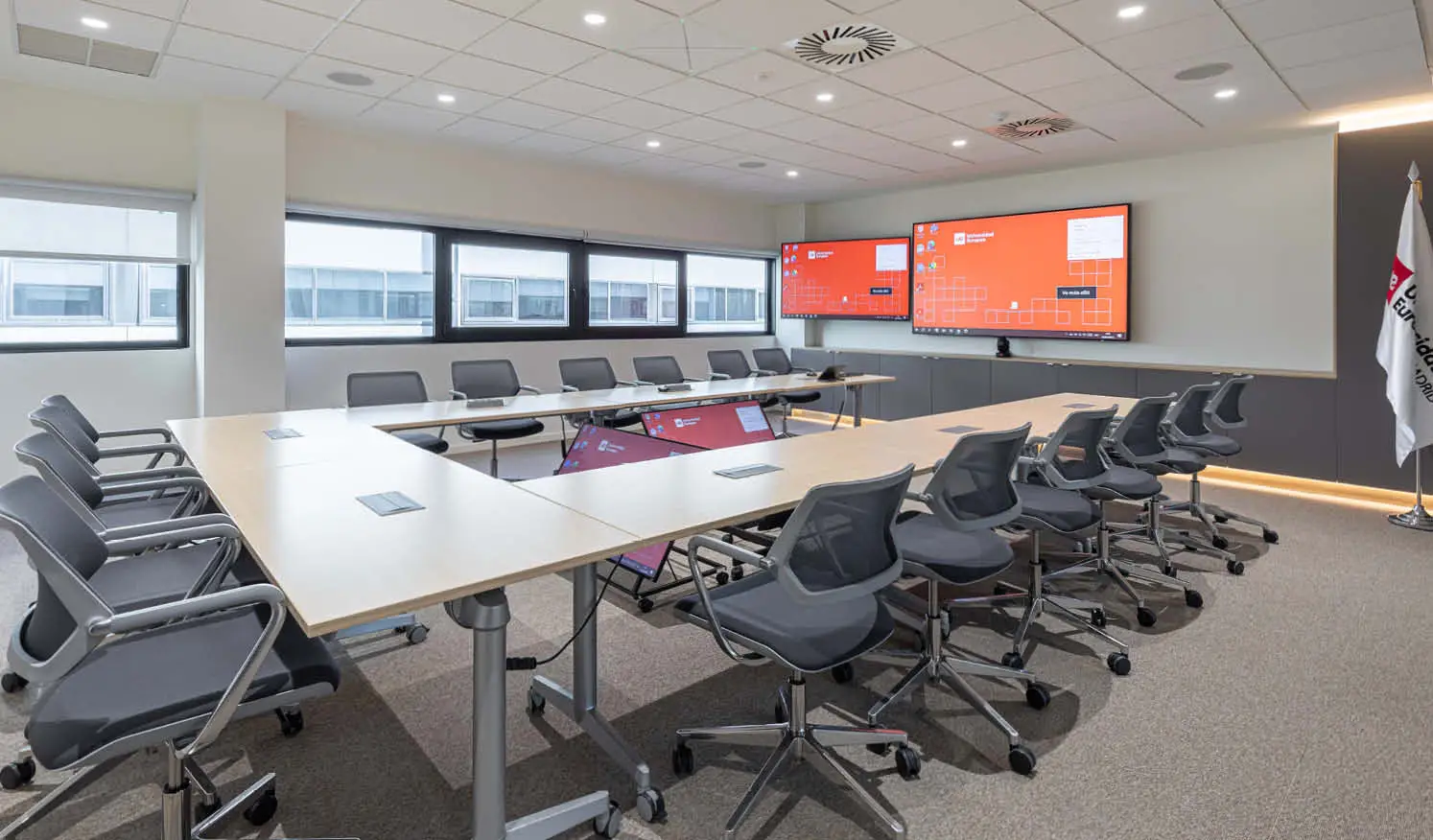 Sala de reuniones de gran tamaño para videoconferencias desde oficina