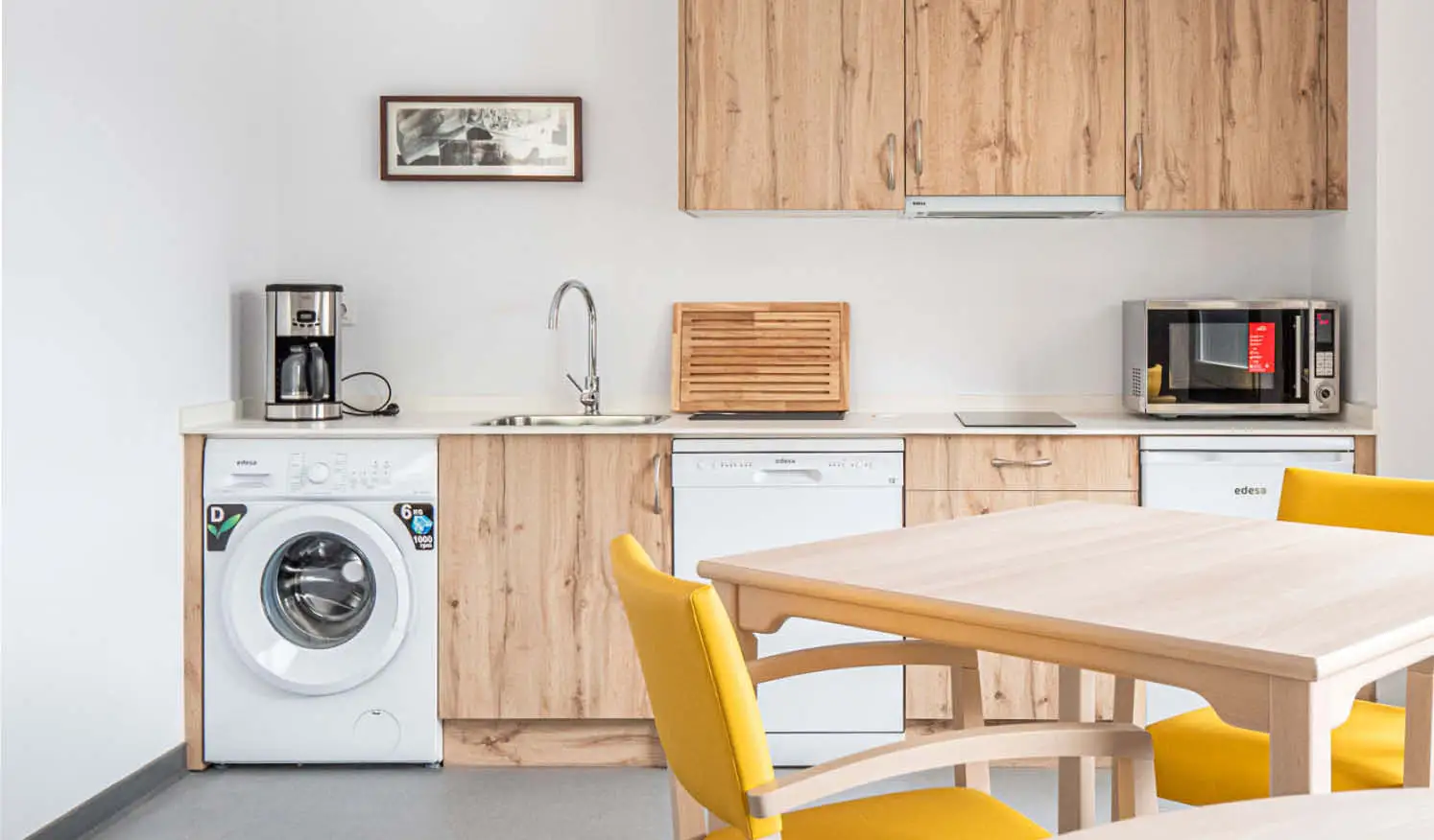 Cocina con detalles en madera y equipamiento