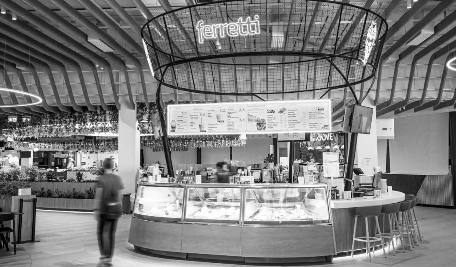 Proyecto de transformación de espacio Retail mediante carpintería de madera y aluminio a medida fabricada en taller propio