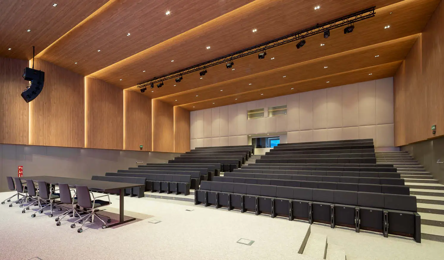 Auditorio con butacas en workplace