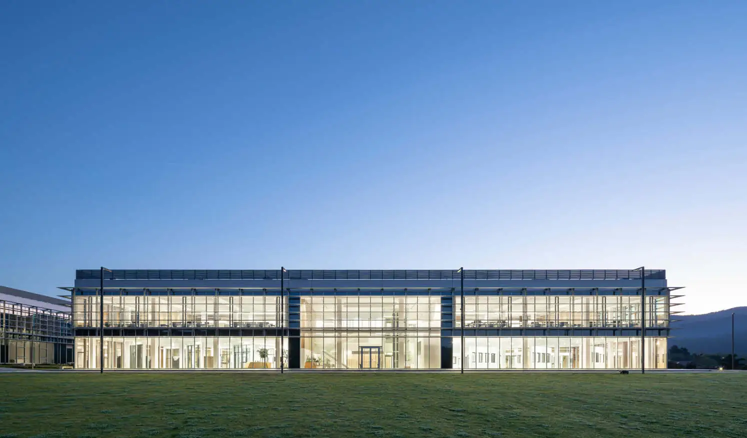 Edificio con fachada de cristal y luz natural para oficina