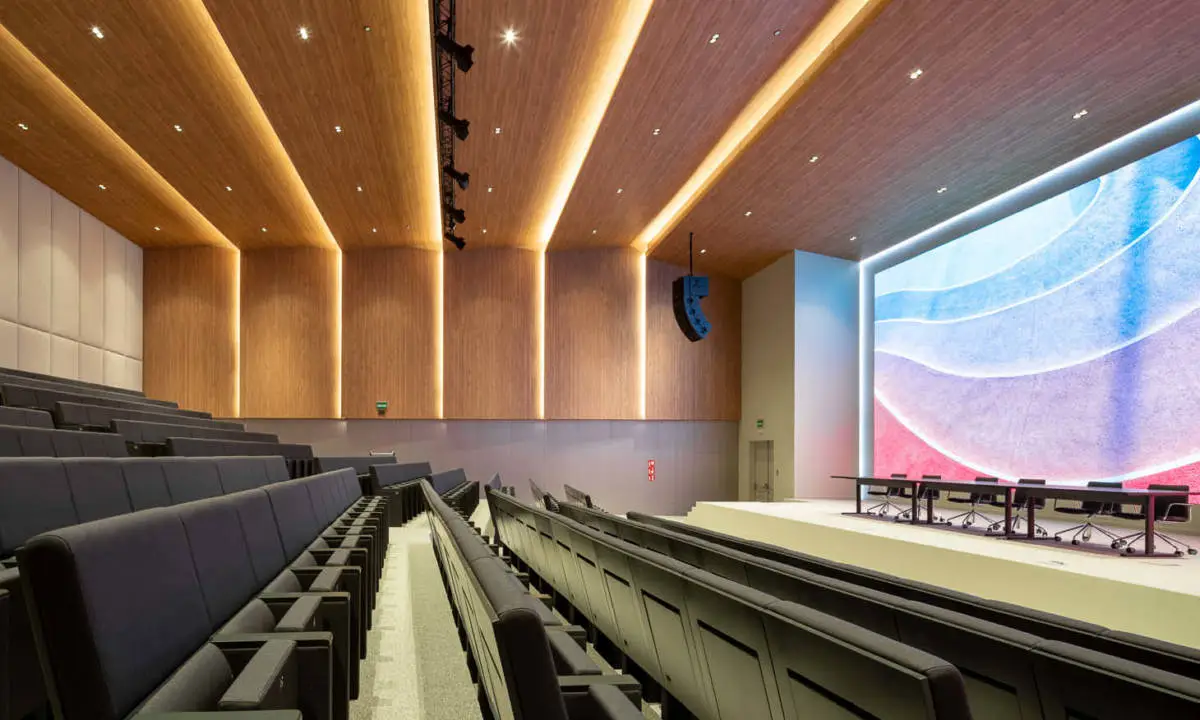 Auditorio con butacas dentro de oficina