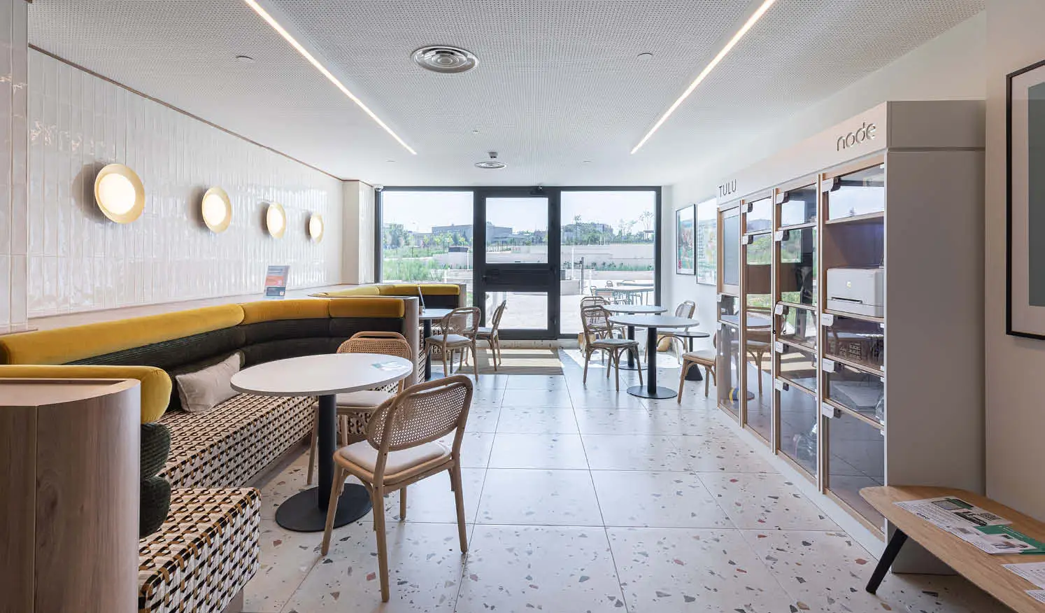 Comedor y zona de office en apartamentos flexibles en Madrid