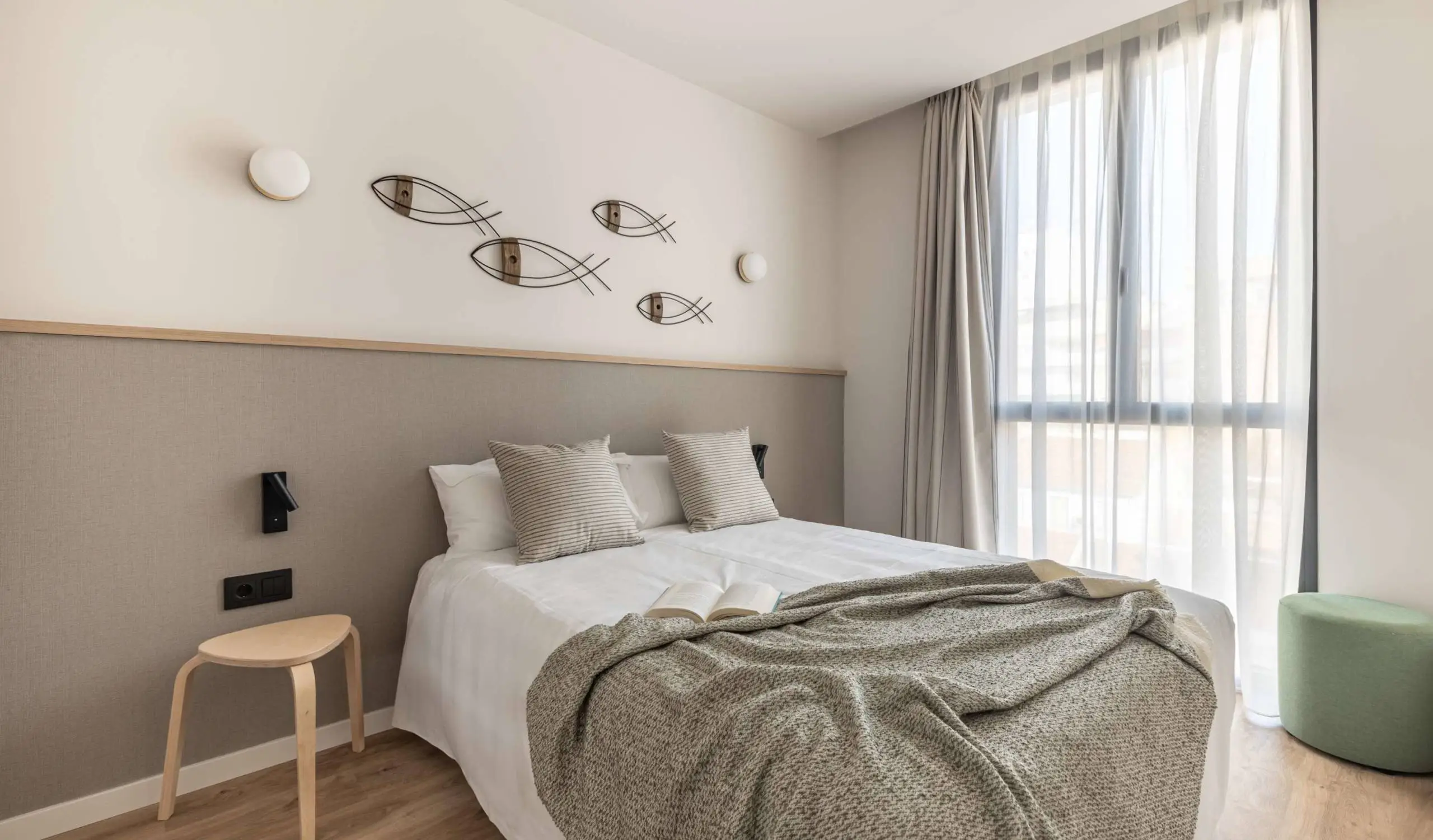 Dormitorio con motivos marítimos en apartamentos flexibles en Málaga