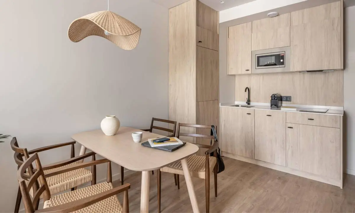 Cocinas de carpintería a medida en apartamentos flexibles en Málaga