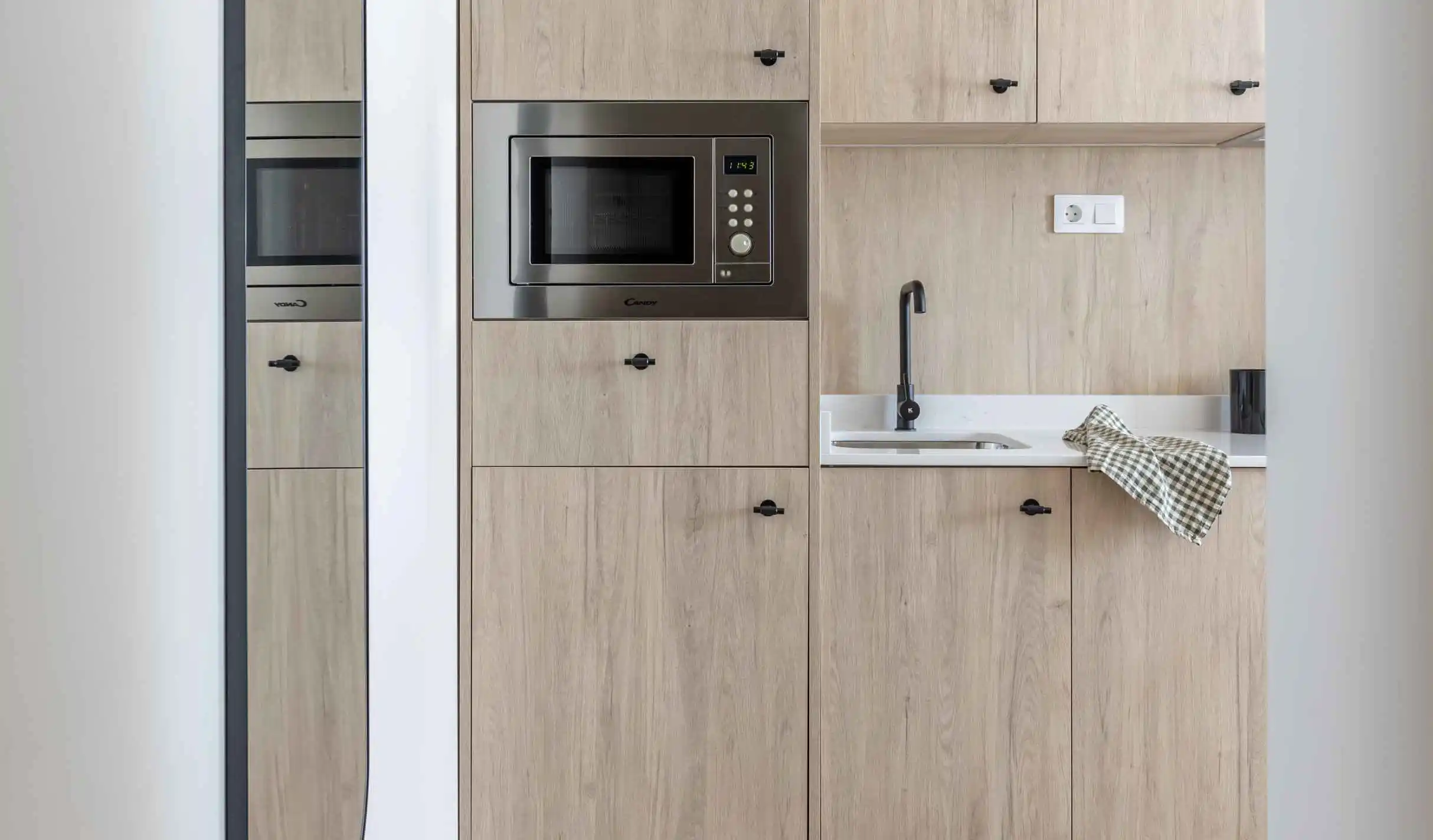 Detalle de cocina a medida en apartamento flexible