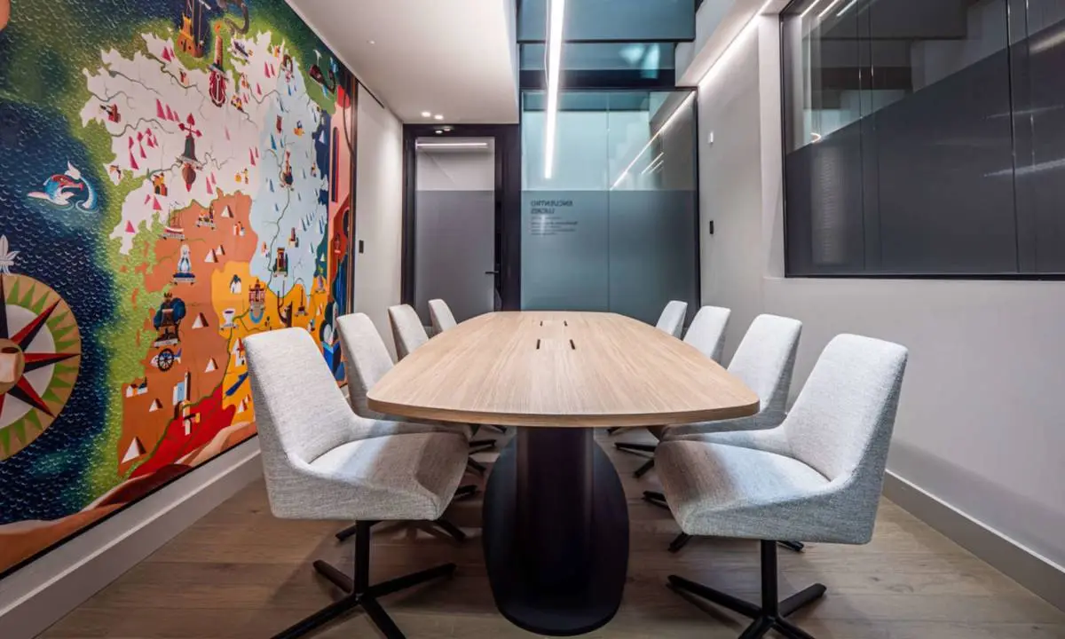 Sala de reuniones con mobiliario con carpintería a medida