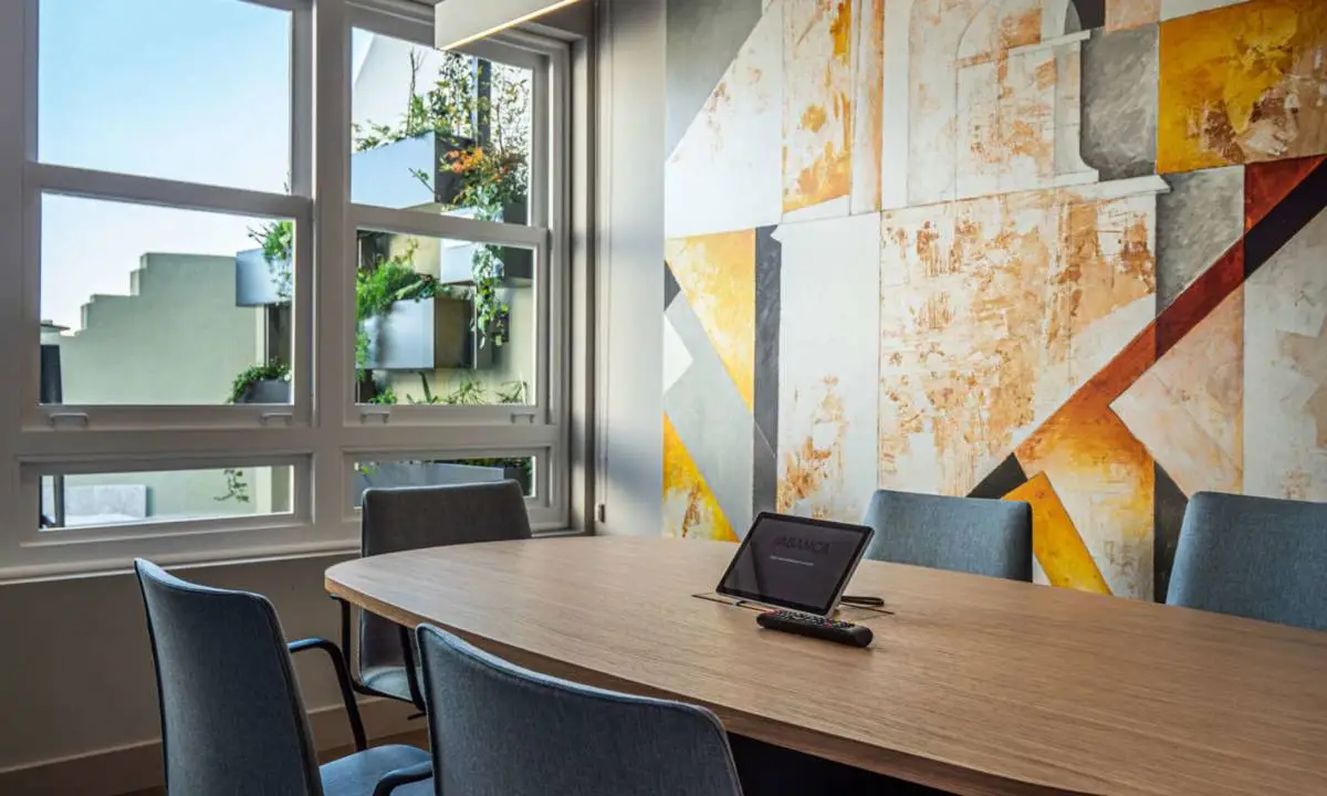 Sala de reuniones con mobiliario y tecnología