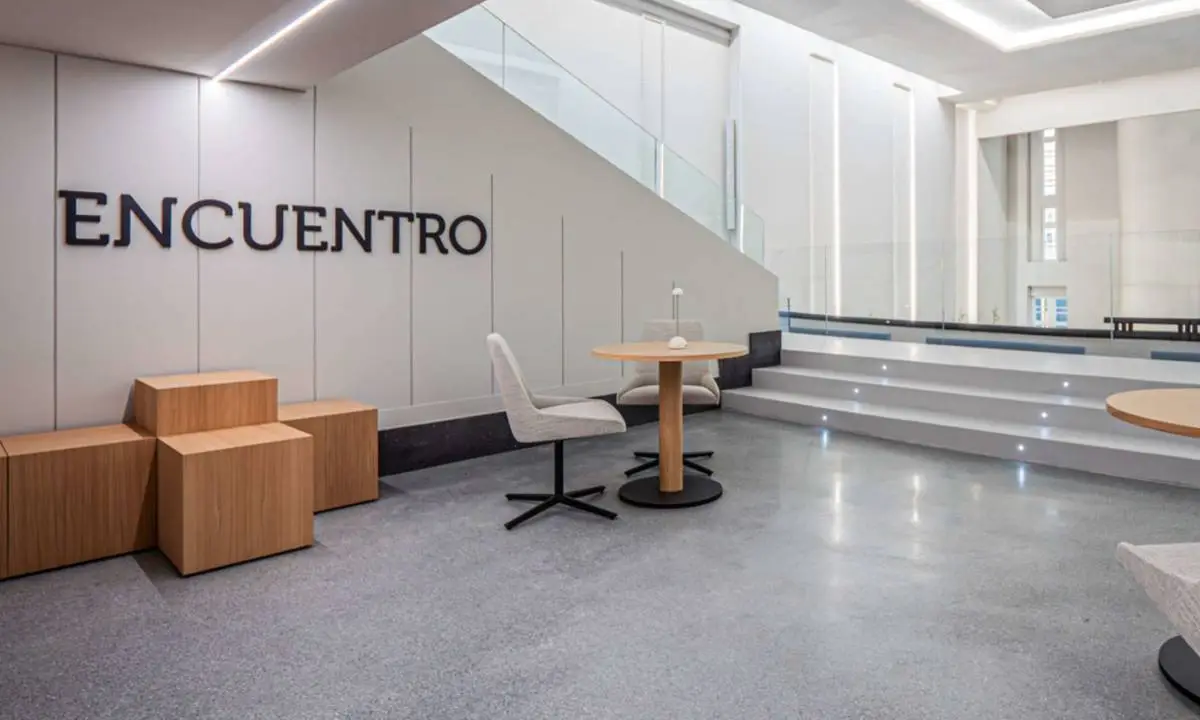 Espacio colaborativo en ágora y escenario en entidad bancaria Abanca