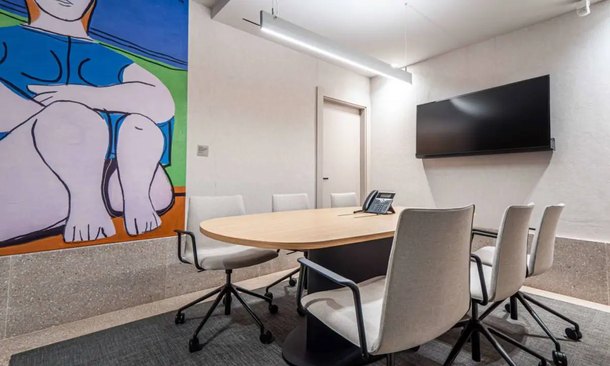 Sala de reuniones con mobiliario y tecnología