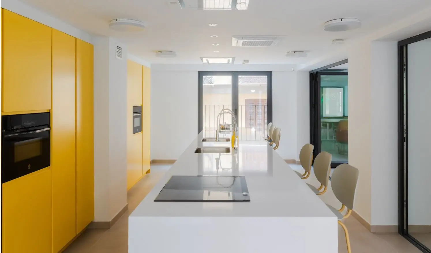 Equipamiento cocina de zona común en Málaga