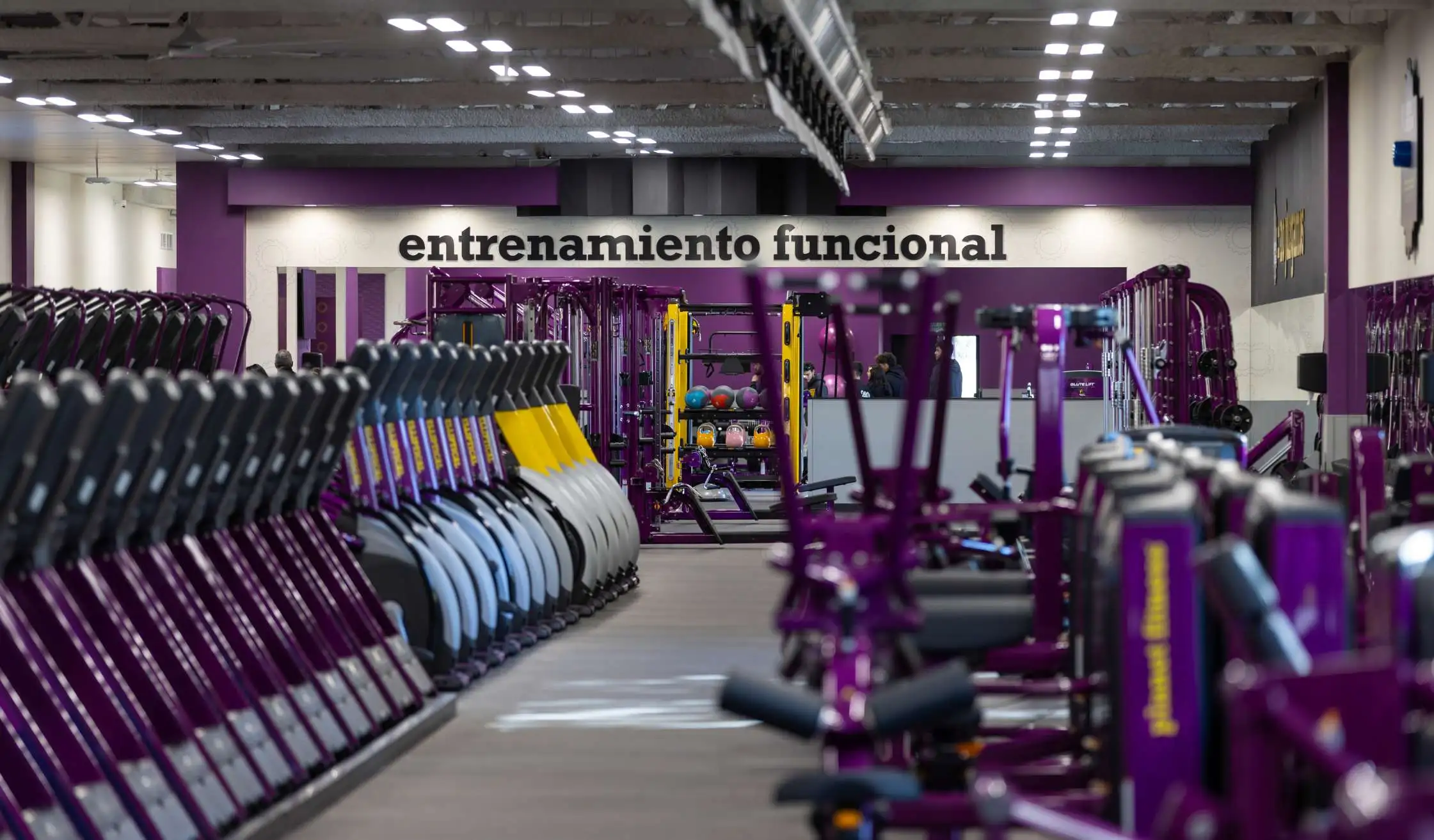 Espacio diáfano de entrenamiento funcional en gimnasio renovado en Madrid