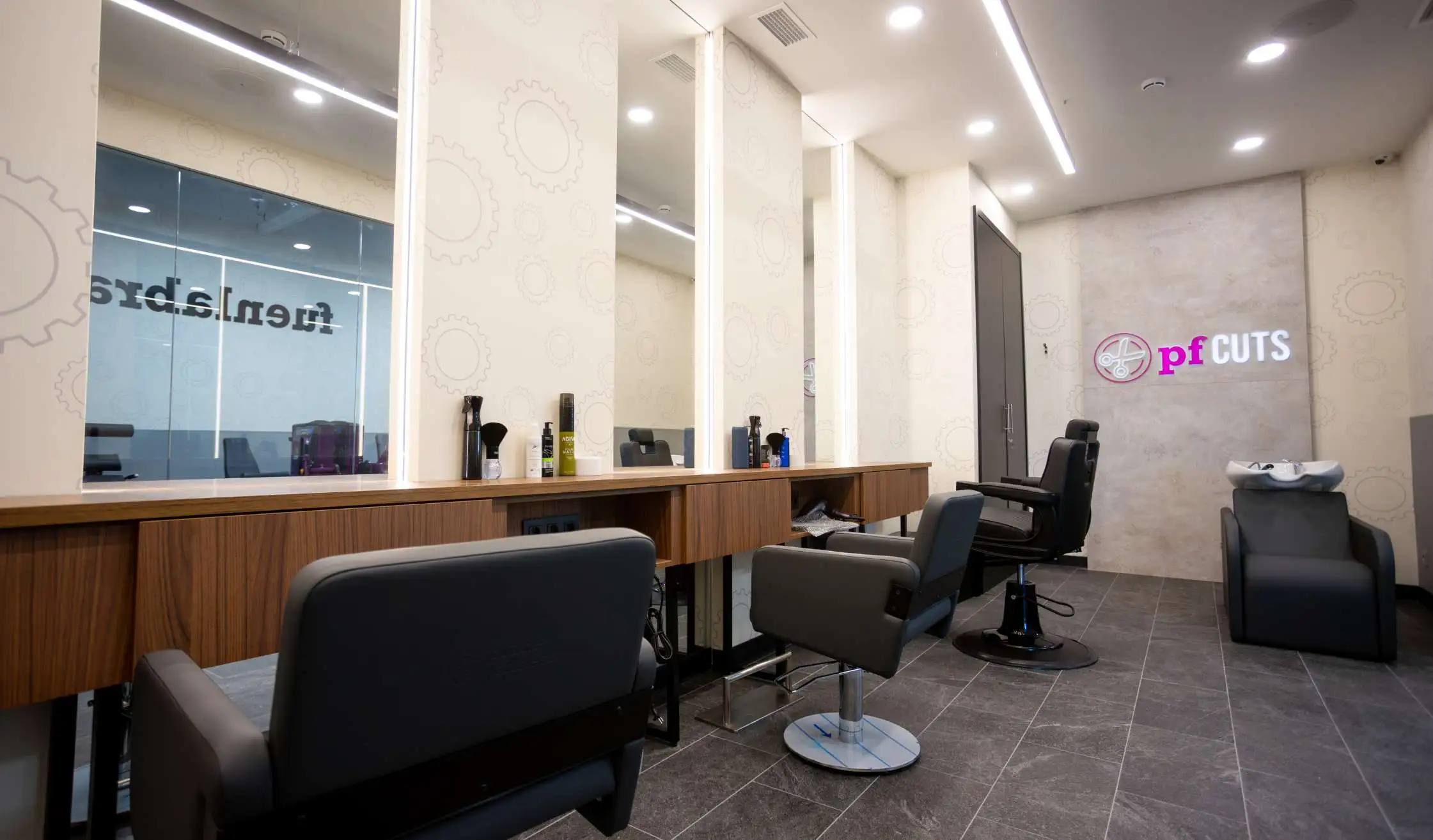 Peluquería y sala de estética PF Cuts en gimnasio en Madrid