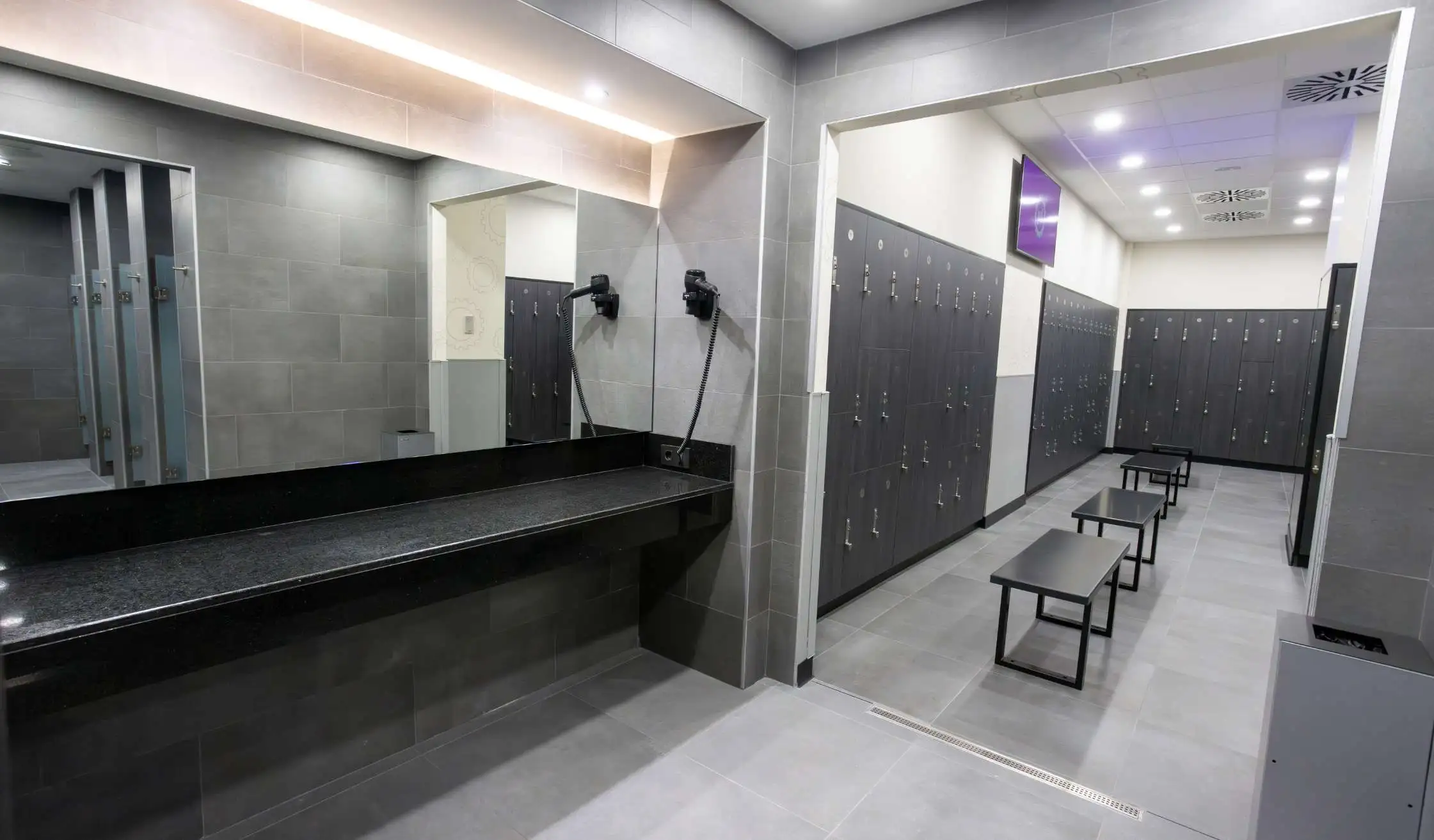 Vestuarios y aseos de gimnasio nuevo en Madrid