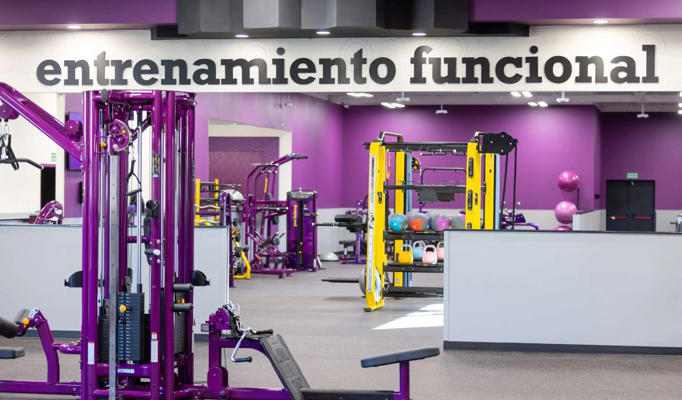 Sala de máquinas de gimnasio en color violeta