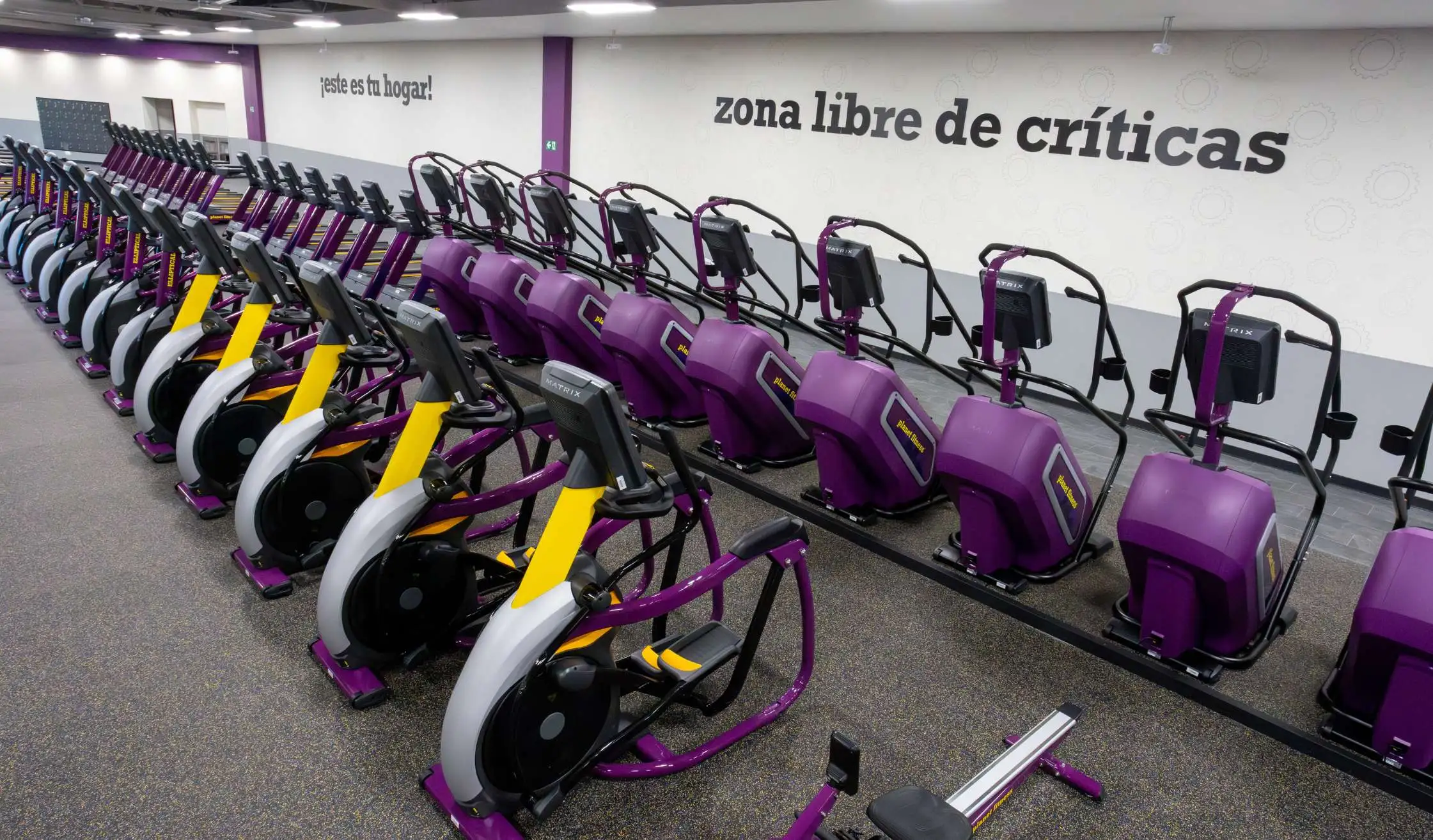 Bicicletas estáticas y sala de máquinas en gimnasio en Madrid