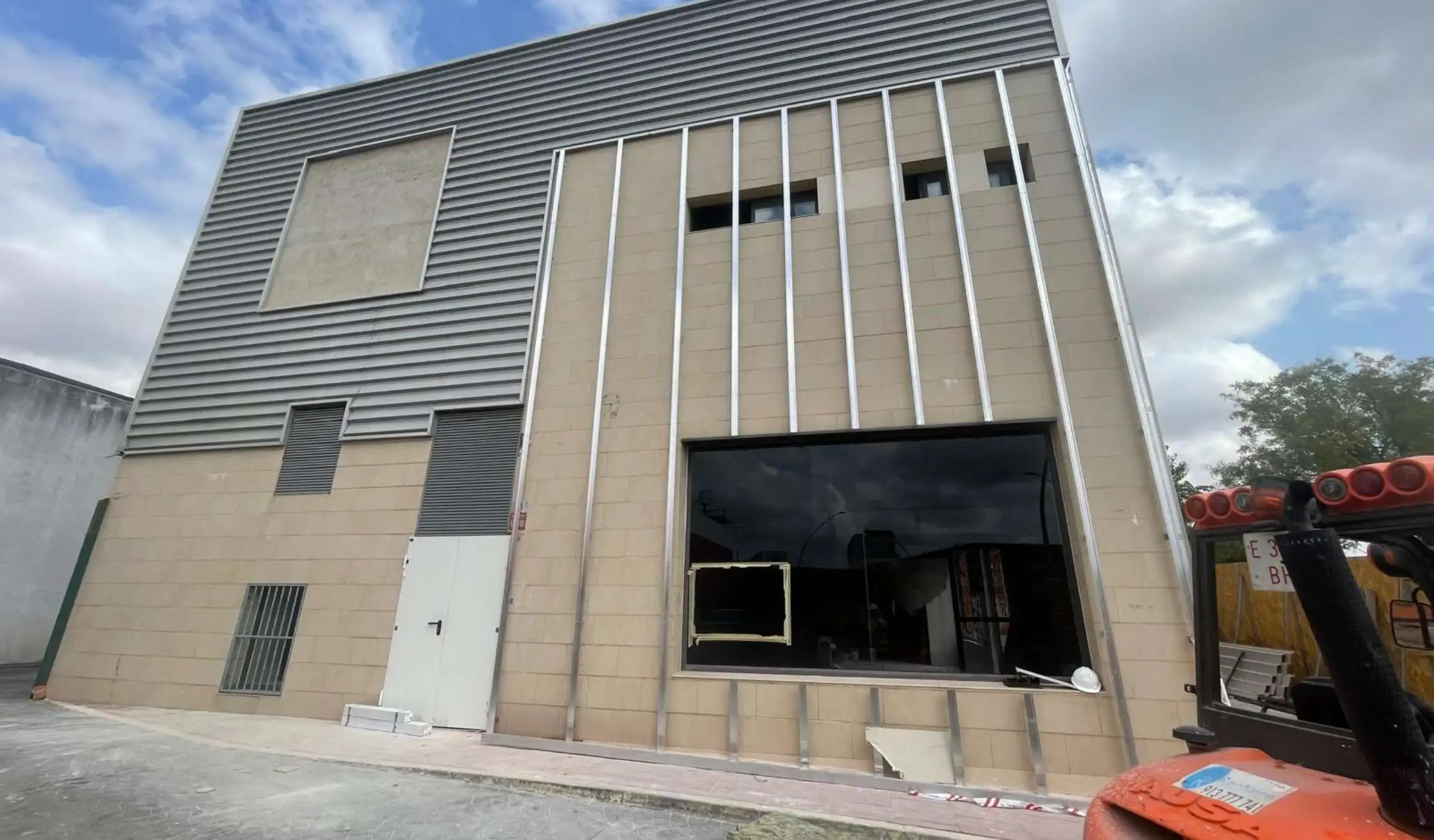 Fachada en proceso de obra en inmueble reformado