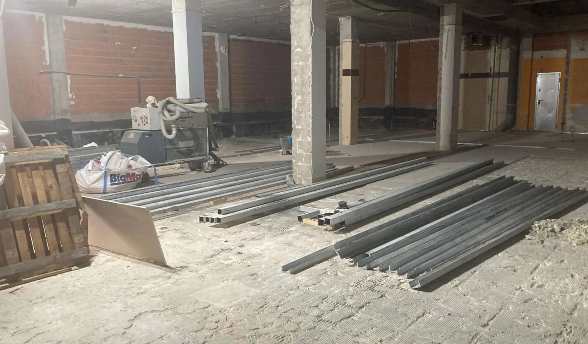 Perfiles de acero en obra de transformación de gimnasio en Fuenlabrada