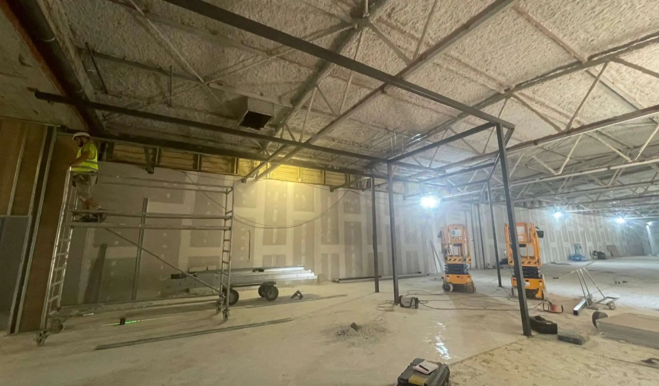 Estructura de acero en obra de transformación de gimnasio en Madrid