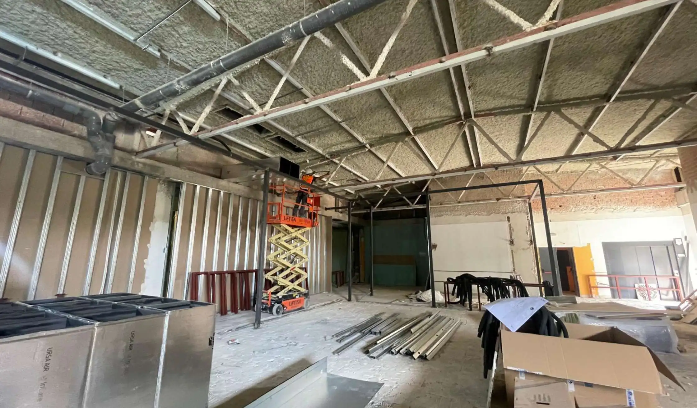 Construcción de proyecto de gimnasio, con perfiles de aluminio, pladur y tabiquería con extracción de aire