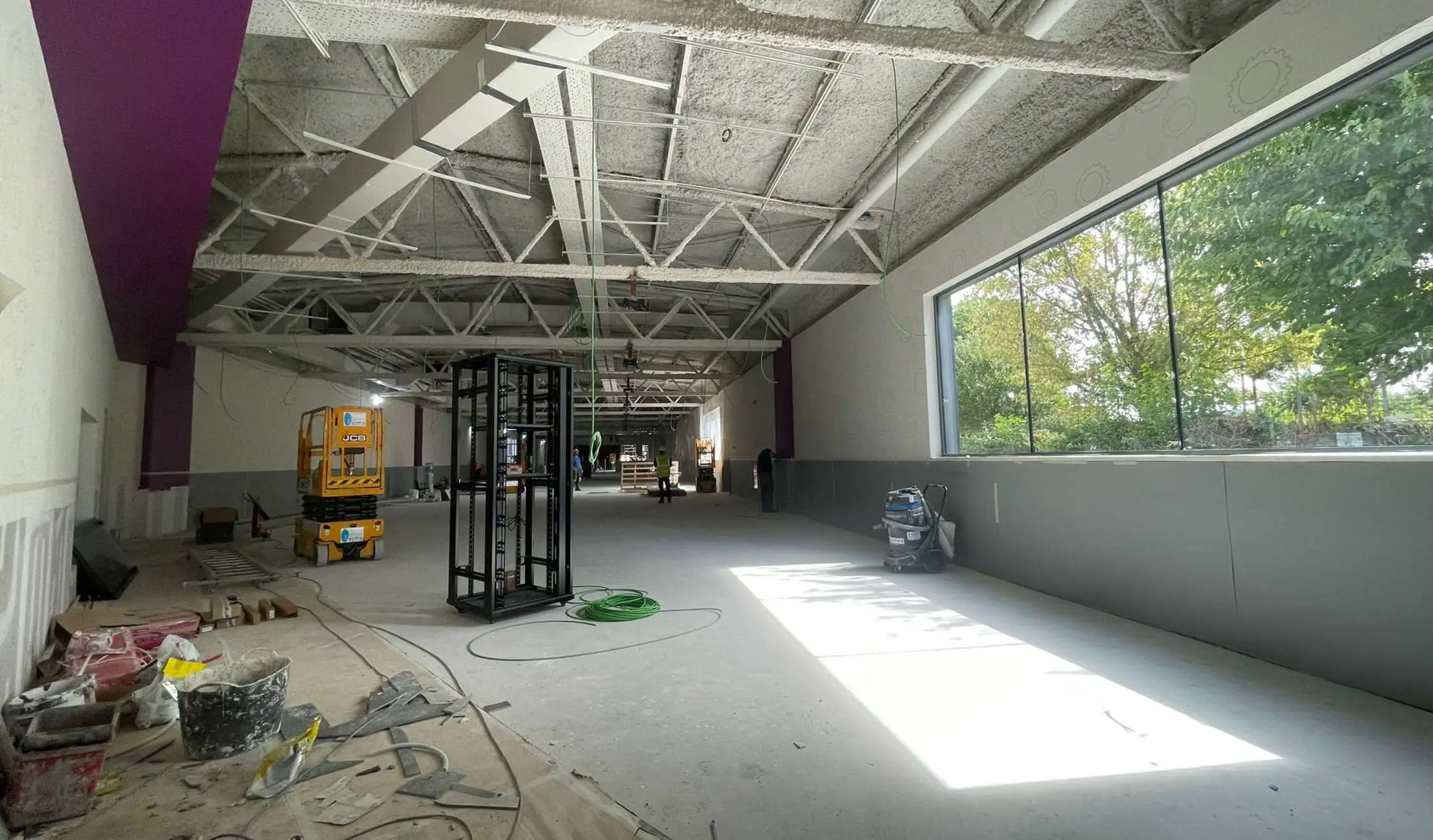 Solados y actuaciones en techo con pintura de color morado para gimnasio